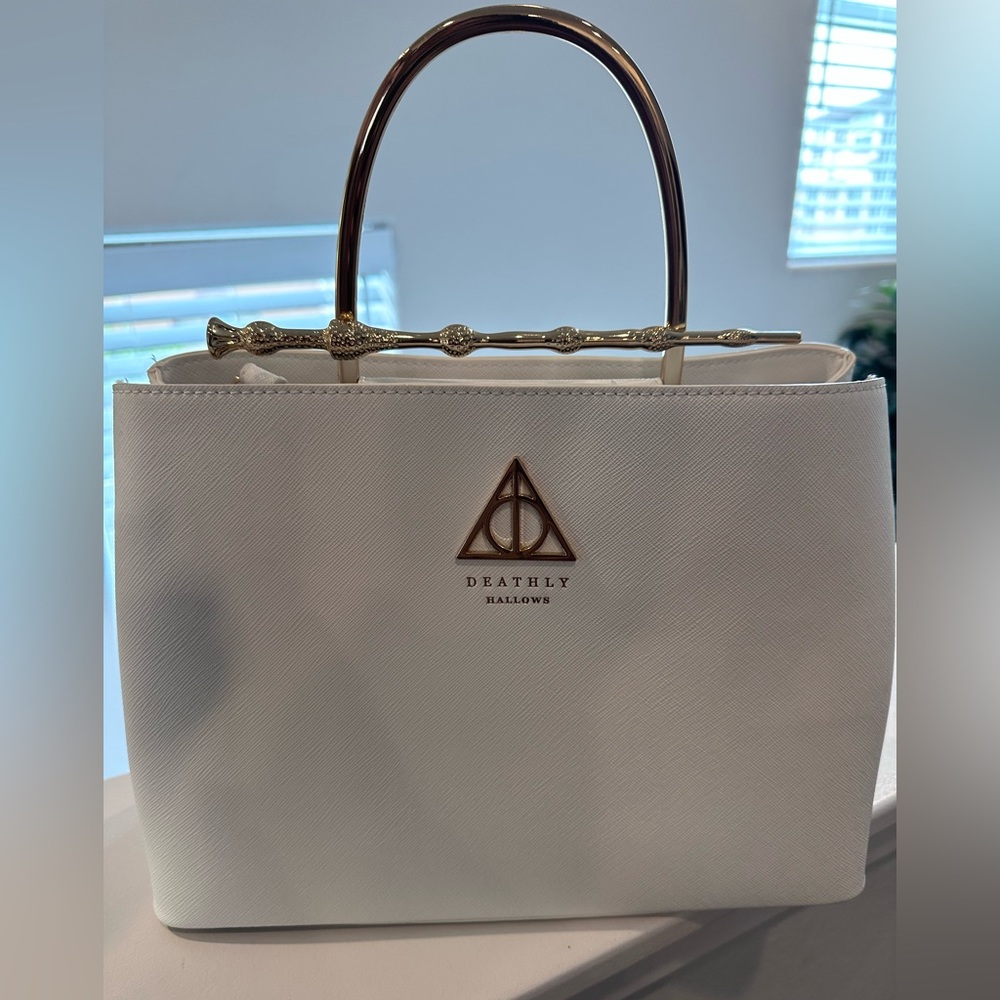 *Brand new* Loungefly Harry Potter White and gold Wand Handbag.